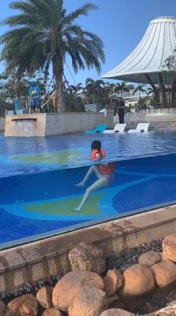 小姐姐来游泳了