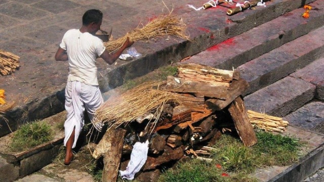 火葬场真的能把人烧成灰吗?工作人员道出内幕,看完终于明白了