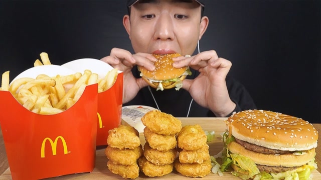 韩国吃货小哥吃汉堡鸡块薯条发出咀嚼音吃得太香了