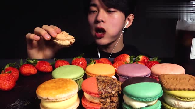 韩国大胃王吃彩色马卡龙,搭配草莓往嘴里塞,大口咀嚼太过瘾了!
