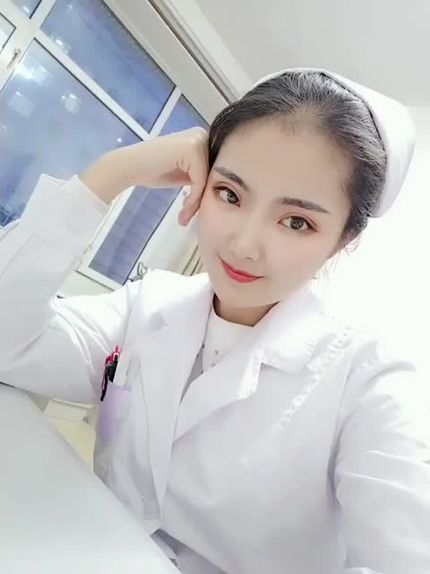护士小姐姐不好好上班,竟然在自拍,网友:太大胆了!