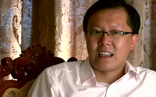 油腻赖老板饭桌上吹牛,女经理为了给纺织厂签单,只好笑脸相迎