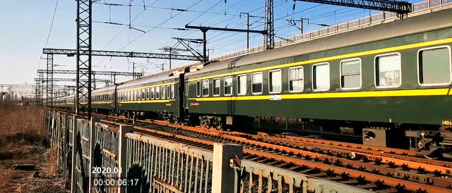 天津张贵庄站,北京始发的t39次火车,通过车站,开往齐齐哈尔