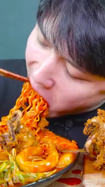 韩国吃播深渊巨口:小哥吃大炸章鱼串粉耗子泡面,这一口直接meil