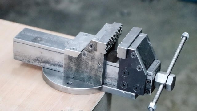 厂里牛人自制的无焊接金属台钳,比买来的还好用,老板见了笑嘻嘻