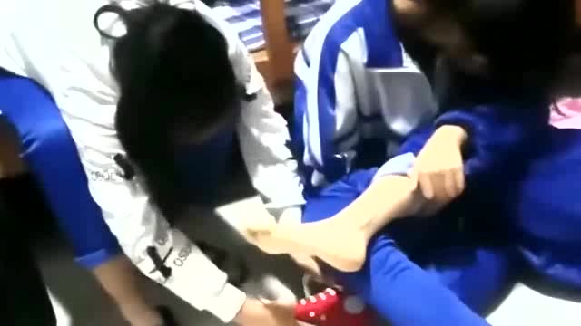 五个女生欺负一个挠脚心,这样的闺蜜不要也罢了,真是不要太损了