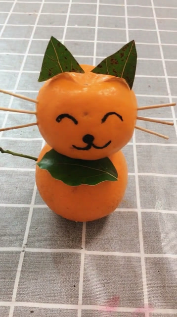 用两个橘子做一只小猫咪