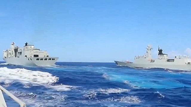 海军联合编队开展实战化补给演练 国产最强侦察舰857舰曝光