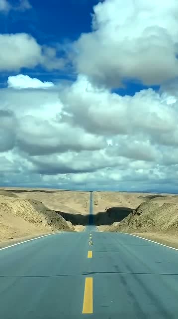 青海湖边的公路,一眼看不到尽头,真是太壮观了