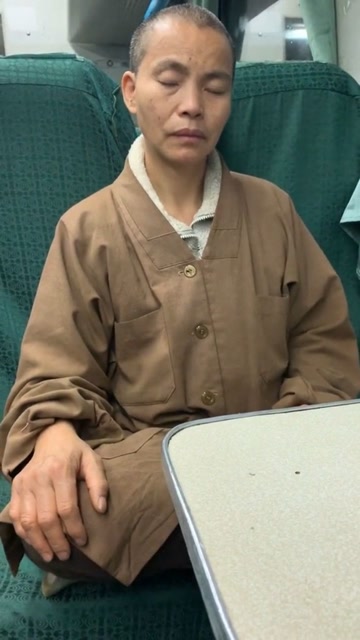 火车上偶遇尼姑打坐,静以修身,俭以养德