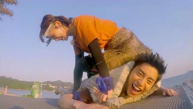 杨紫直接坐在王大陆身上挤水王大陆难以忍受大喊你轻一点
