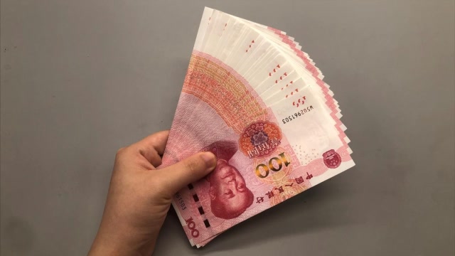 经常去银行取钱要注意,拿到现金后不要着急走,还好知道的及时