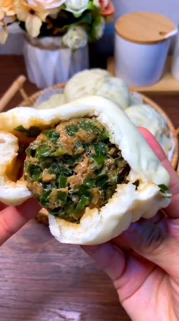 皮薄馅多的韭菜肉包子