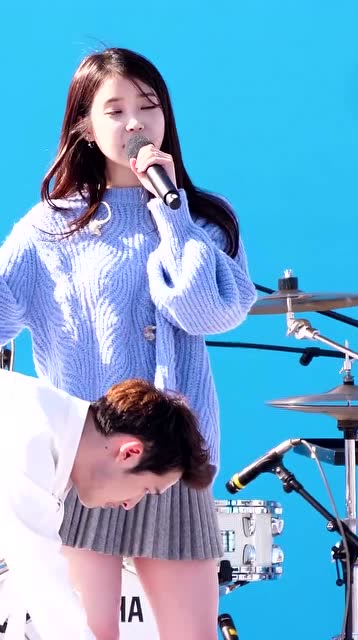 在可爱的iu面前,李俊宇都是这么的可爱,这个伴舞小哥真是个戏精!