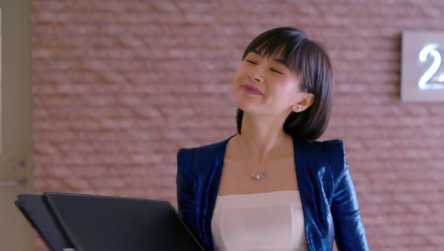 曲筱绡太性感了,一身蓝色职业装变身女总裁,这身材简直绝了!