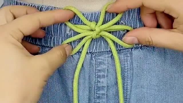 露腰的季节又到了,裤子绳结你真的会系吗,这样的系法好看又百搭!