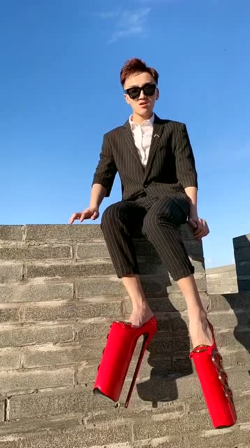 40厘米的高跟鞋,扶墙才能走
