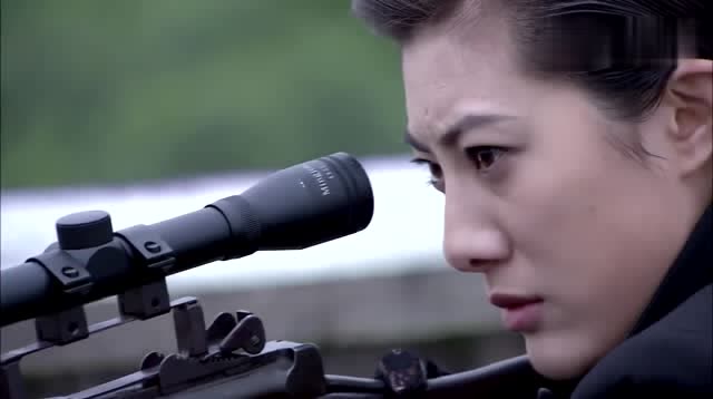 喋血孤岛战士捡鞋露出了头,女狙击手看到一枪爆头,真是厉害