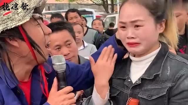 难得一见!流浪歌手街边卖唱,情感非常到位,把美女唱得嚎啕大哭