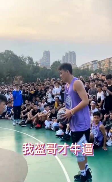 头盔哥大型翻车现场!嘴上说要秀翻对面,下一秒却惨遭盖帽!