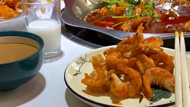 贴心男友都是别人家的,为女友剥虾,羡慕了!