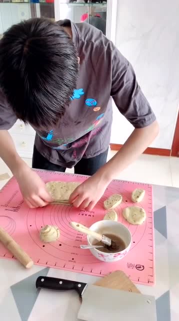 儿子放假在家,做饭就没我啥事了,咱也不知道这手艺跟谁学的