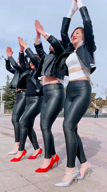 美女们穿着高跟鞋跳广场舞,舞步轻快时尚,一看就是专业的!