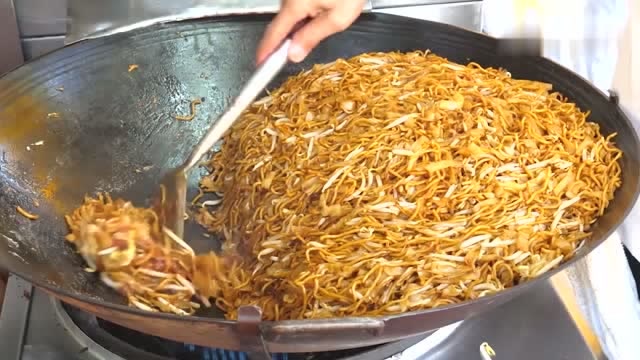 街边小吃,铁锅炒面,三瓶酱油一锅面,老板说这样就不用放盐了