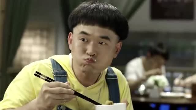 福星盈门:俩傻子比赛吃饭,捧着碗就往嘴里塞,给我都看饿了!