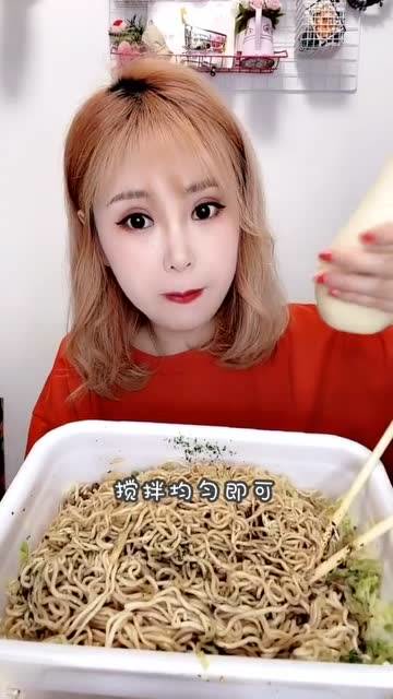 便利店女孩茜茜终于洗头了