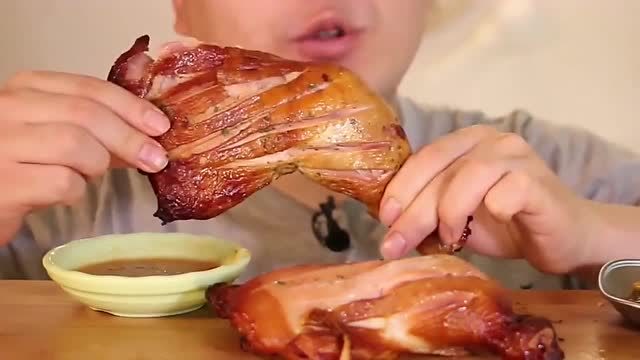 吃播大胃王:胖小伙吃烤鸡腿,大口吃肉