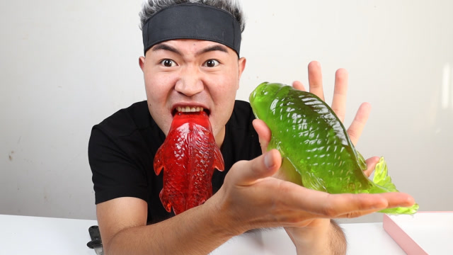 模仿网红卖鱼哥试吃红鲤鱼与绿鲤鱼我的鱼无所不能