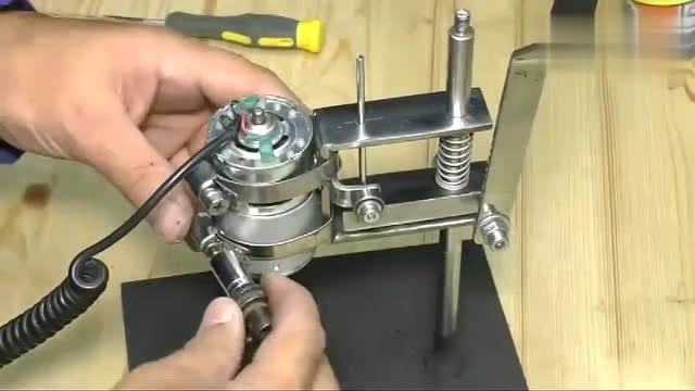 农村大哥在家自制的简易小钻床,还挺实用的,我也要做一台