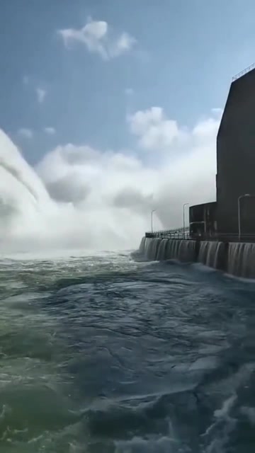 第一次看到大坝泄水,场面看着真壮观,滚滚长江东逝水