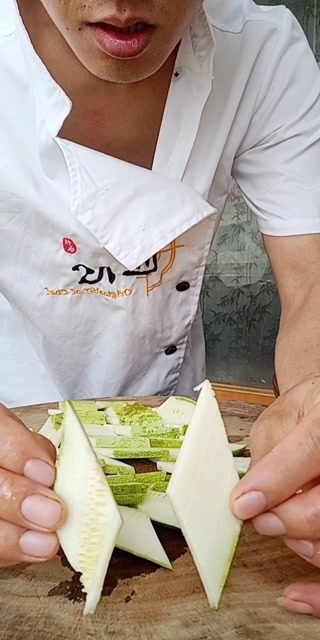 饭店西葫芦都这样改刀,你也试试特别好.