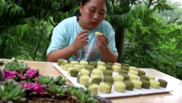 天热没胃口,胖妹自制解暑甜品绿豆糕,香甜软糯,一口咬下去真过瘾!