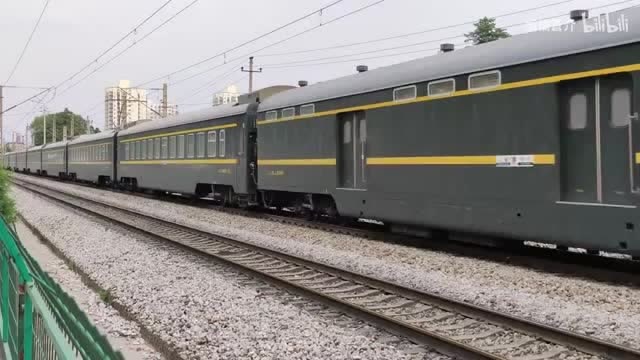 中国铁路:z304次(上海-伊宁)天水站出站