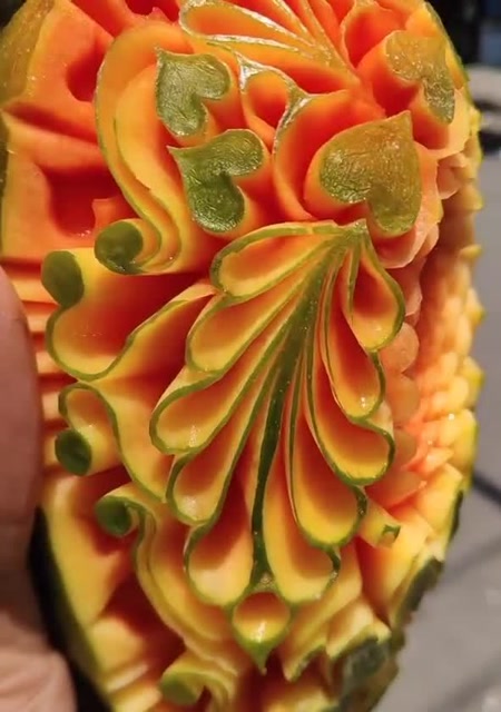 高手用木瓜雕刻出来的,雕刻的这么漂亮,我真是不舍得吃了