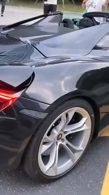 偶遇网红白小白最新款座驾让人叹为观止网红赚钱可真容易