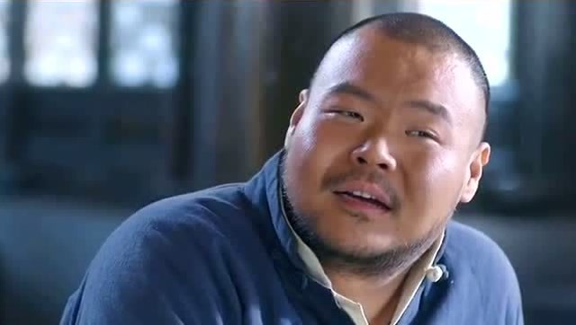 小混混吃霸王餐还牛哄哄的,被光头小哥暴锤一顿,太解气了