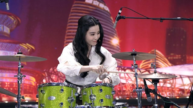 明星打架子鼓瞬间,范冰冰打鼓时尽显御姐范,一旁的何炅都震惊了