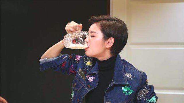 盘点爱喝啤酒的明星,看了伊一喝酒,王小利表示自己不想当爷们了