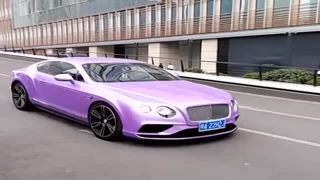 黑龙江某集团千金出去逛街了,这紫色大宾利,看着有点让人羡慕!