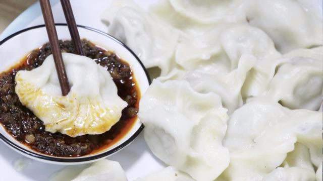 "肉蛋饺子"这样做,皮薄馅香,一点也不腻,蘸着辣酱吃太过瘾了