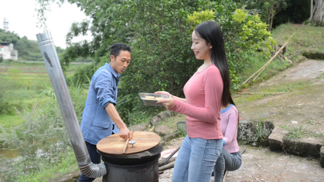 马上中秋节了,阳小月体验亲手雕刻模具做月饼,会成功吗?