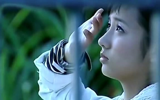 雪在烧:罗一在香港每天露宿街头,为了自立更生,拉琴卖唱赚生活费