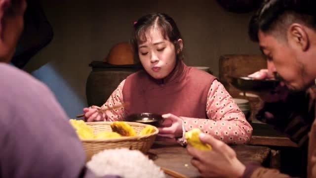 区小队:金豹说玉凤剃头挑子一头热,玉凤一听直接摔碗筷