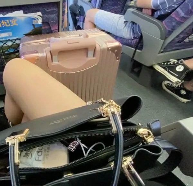 好想知道一个人坐高铁的女孩子她们的行李箱都放在了哪里