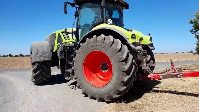 德国克拉斯920大马力拖拉机 在法国夏朗德省农场农田作业