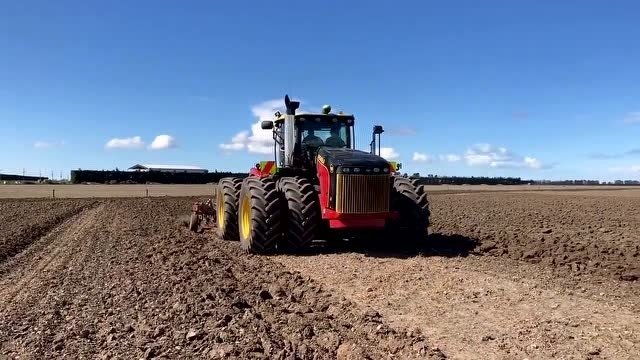 布勒新老两台铰接型拖拉机翻地作业 旁边还跟着一台约翰迪尔